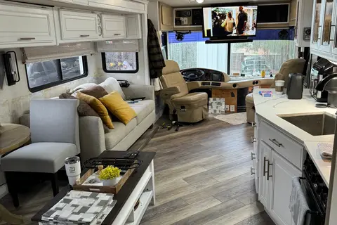 Gib's Newly Renovated Fleetwood Discovery Class A