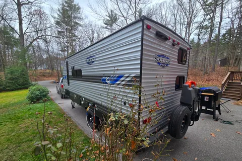 AR's Salem 179DBK Off-grid Travel Trailer