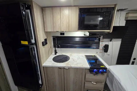 AR's Salem 179DBK Off-grid Travel Trailer