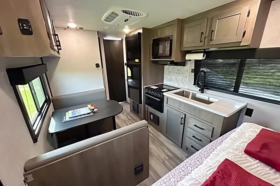 New 2025 Starcraft 24ft. Trailer- free private shuttle - Susi