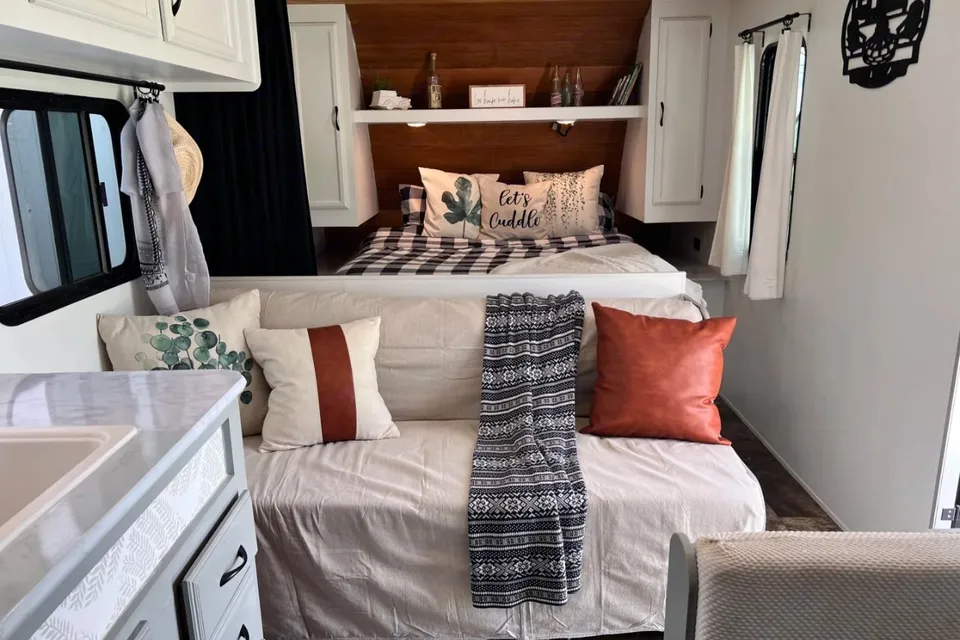 Cozy Camper for 6: Freshly renovated and fully stocked!