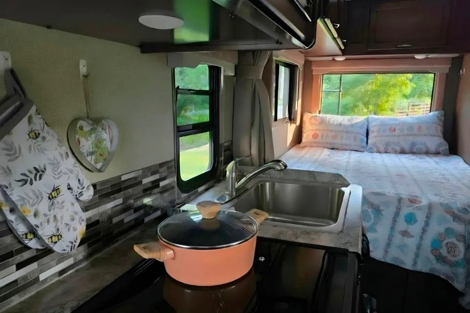 Ruthann's Thor Motor Coach Freedom Elite Class C