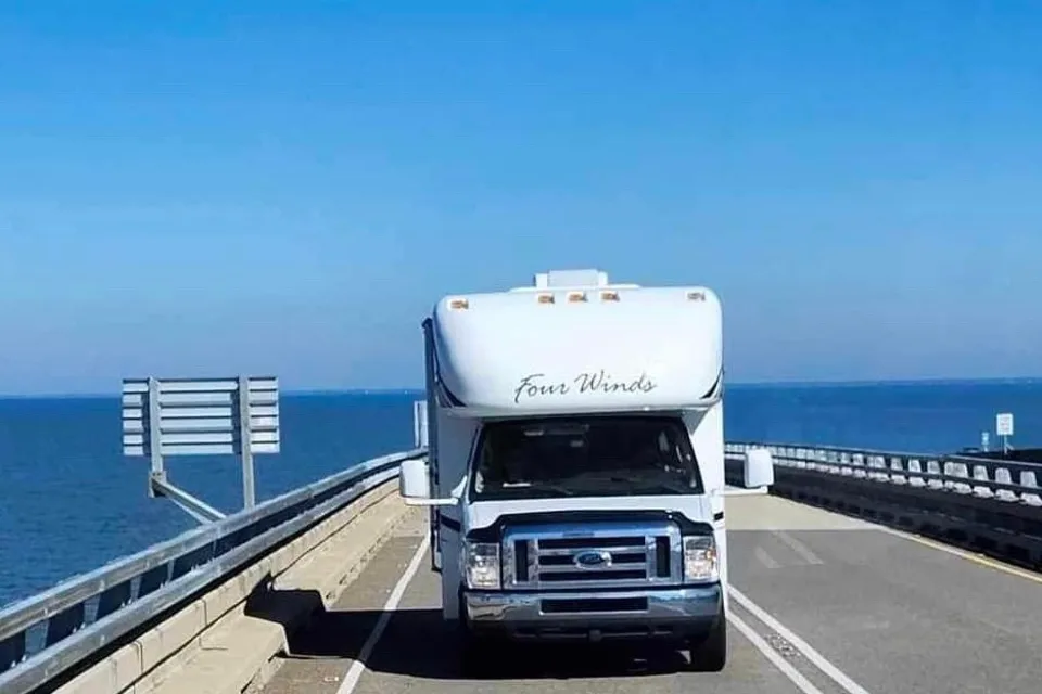 patricia Thor Motor Coach 4winds 19G Classe C