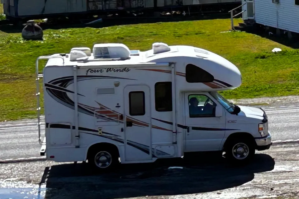 patricia Thor Motor Coach 4winds 19G Classe C