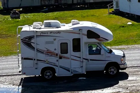 patricia Thor Motor Coach 4winds 19G Classe C