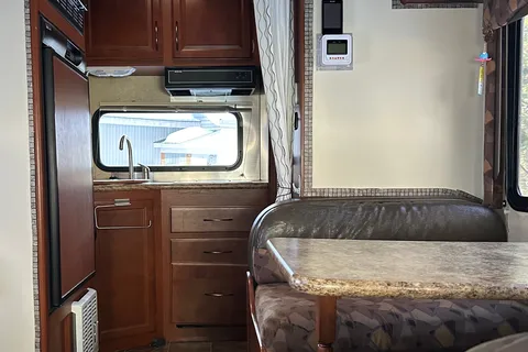 patricia Thor Motor Coach 4winds 19G Classe C