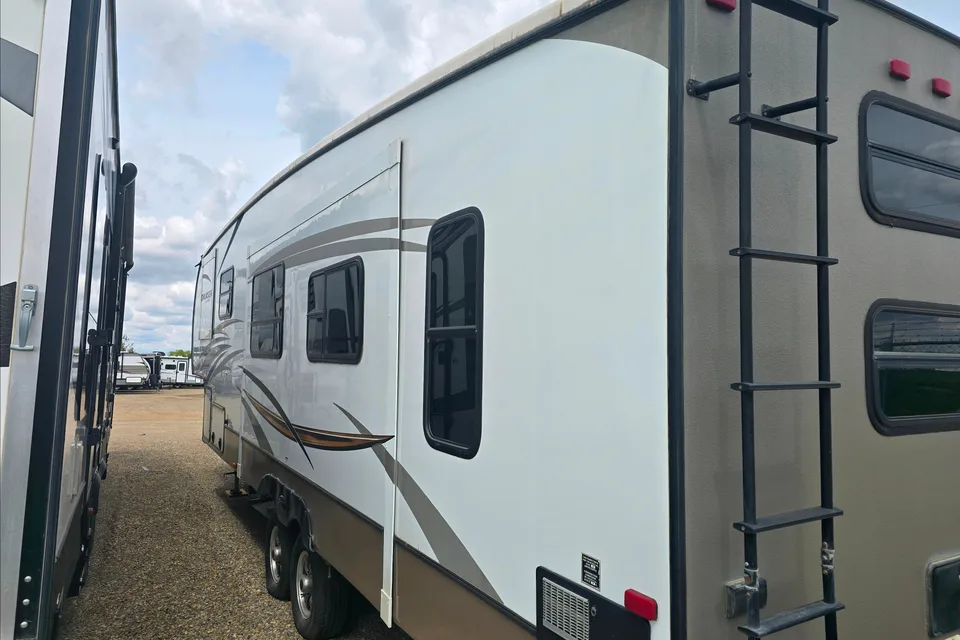 Robert's Cruiser RV 30BH Fifth Wheel