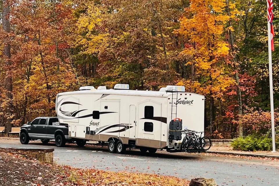 Daniel's Forest River CEDAR CREEK SILVERBACK 37BH - FIFTH WHEEL