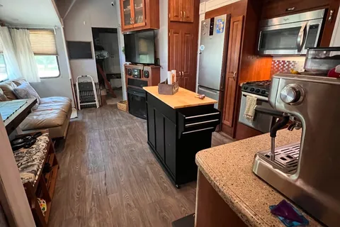 Daniel's Forest River CEDAR CREEK SILVERBACK 37BH - FIFTH WHEEL