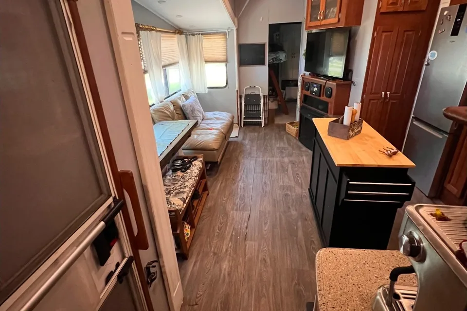 Daniel's Forest River CEDAR CREEK SILVERBACK 37BH - FIFTH WHEEL