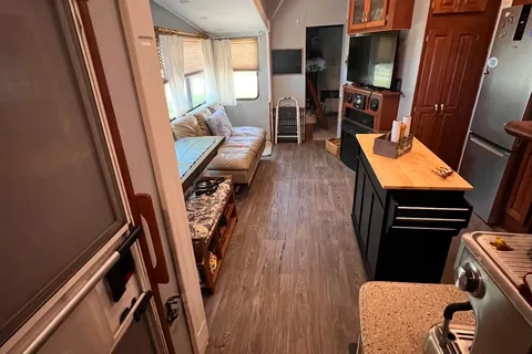 Daniel's Forest River CEDAR CREEK SILVERBACK 37BH - FIFTH WHEEL