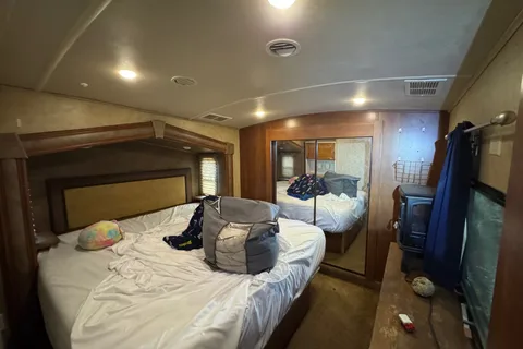 Daniel's Forest River CEDAR CREEK SILVERBACK 37BH - FIFTH WHEEL