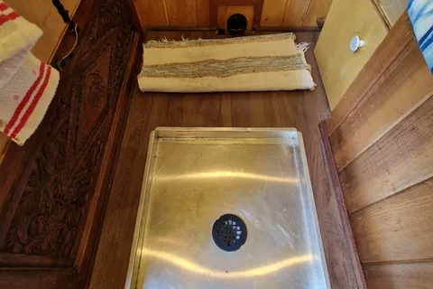 Sherpa: Converted Sprinter Van * Pet Friendly *