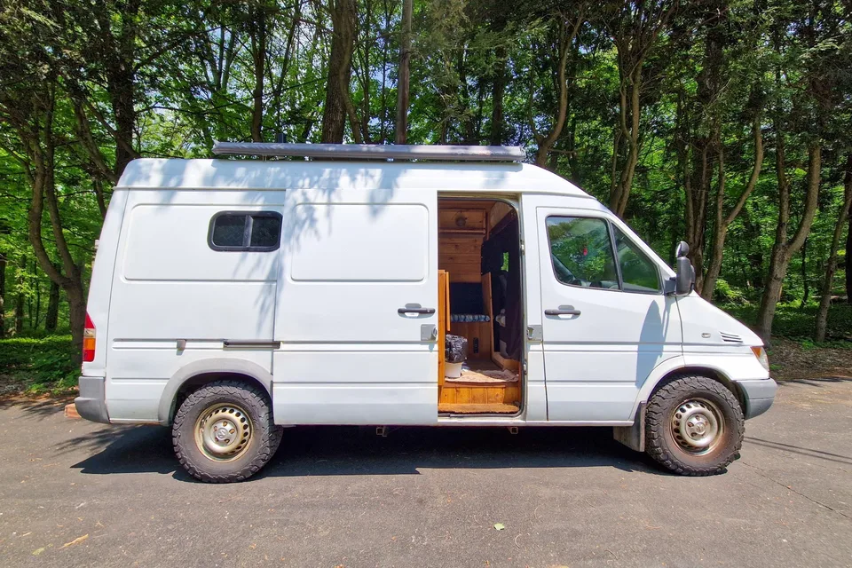 Sherpa: Converted Sprinter Van * Pet Friendly *