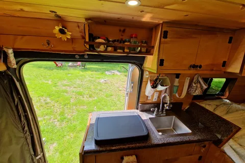 Sherpa: Converted Sprinter Van * Pet Friendly *
