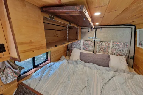 Sherpa: Converted Sprinter Van * Pet Friendly *