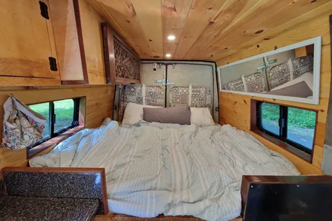 Sherpa: Converted Sprinter Van * Pet Friendly *