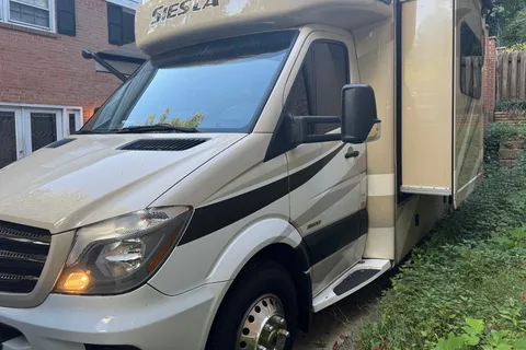 Ricardo's Thor Motor Coach Siesta Class C