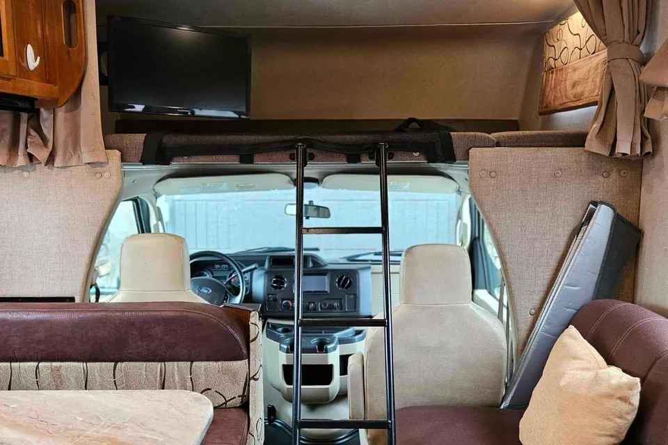 Comfy Coachmen Leprechaun Class C!