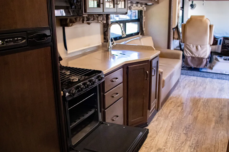 Class A Thor Hurricane - Sleeps 8 & Easy to Drive!