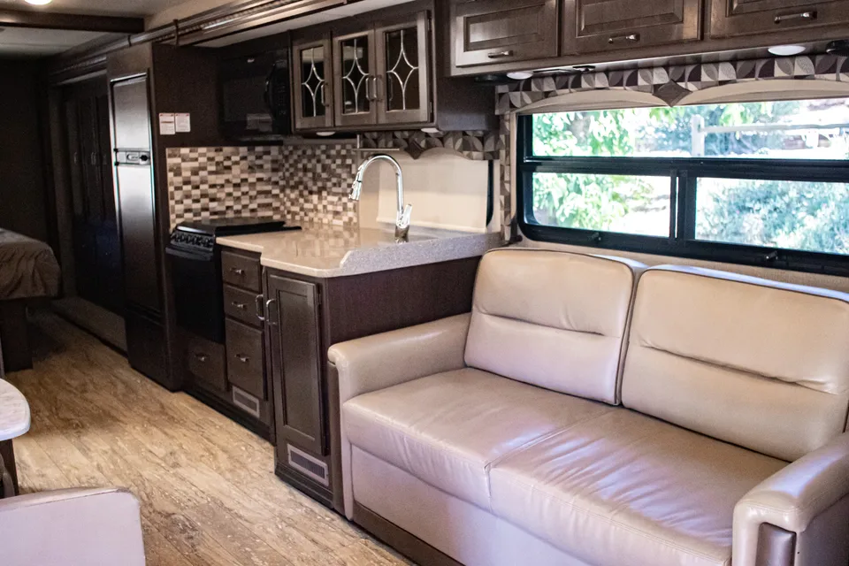 Class A Thor Hurricane - Sleeps 8 & Easy to Drive!