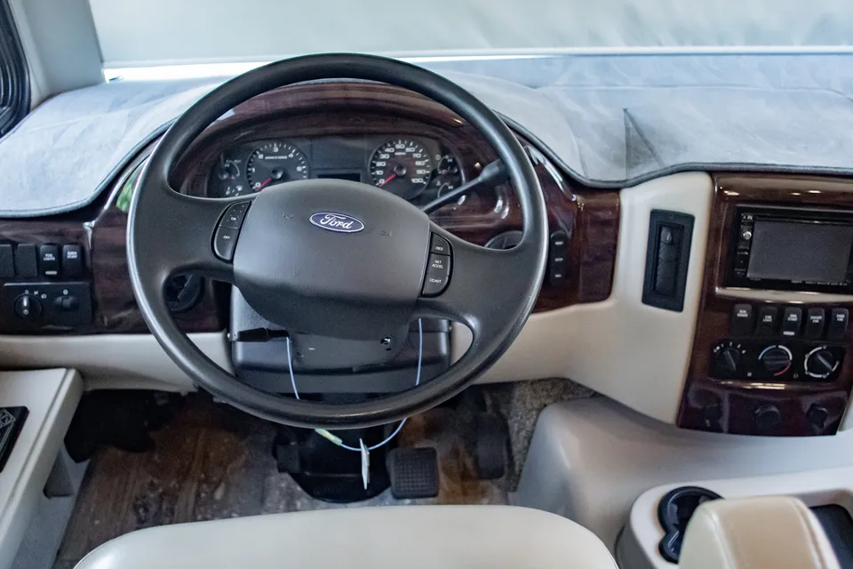 Class A Thor Hurricane - Sleeps 8 & Easy to Drive!