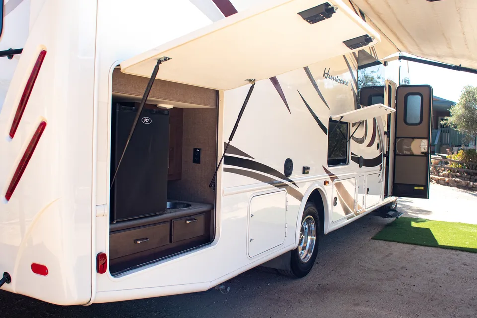 Class A Thor Hurricane - Sleeps 8 & Easy to Drive!