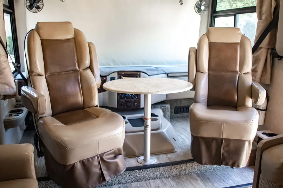Class A Thor Hurricane - Sleeps 8 & Easy to Drive!
