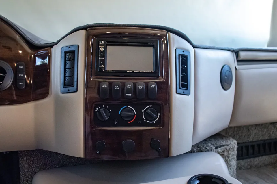 Class A Thor Hurricane - Sleeps 8 & Easy to Drive!