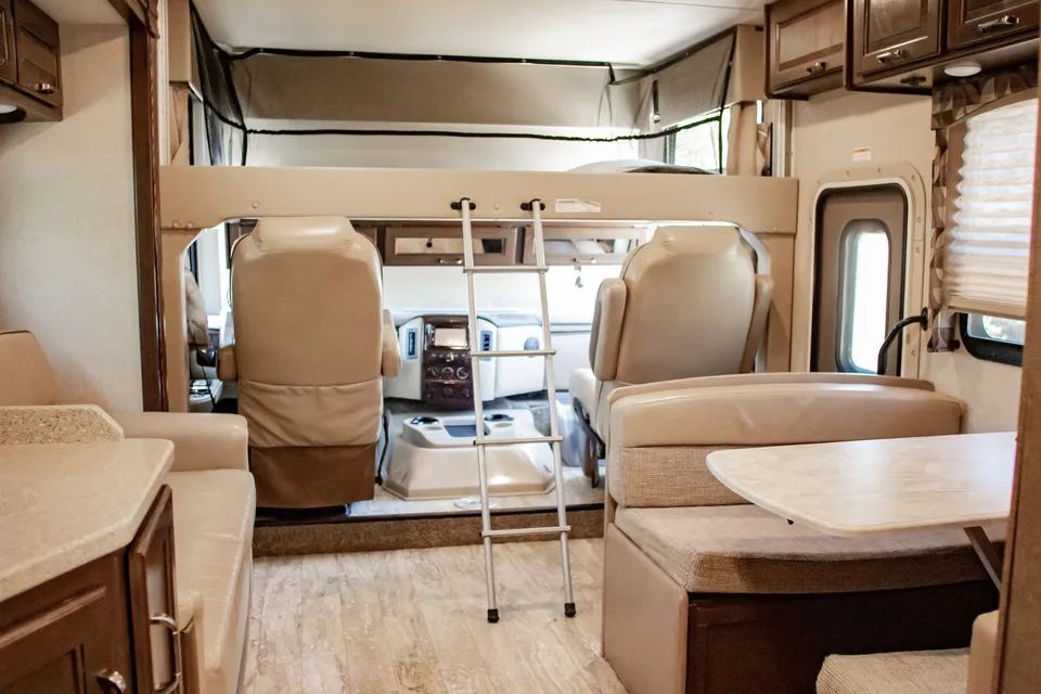 Class A Thor Hurricane - Sleeps 8 & Easy to Drive!