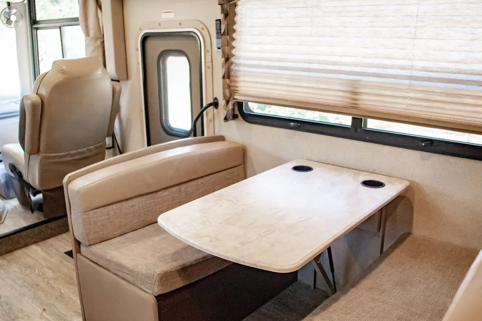 Class A Thor Hurricane - Sleeps 8 & Easy to Drive!