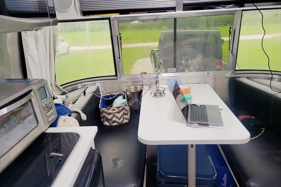 Squirrel-V 2020 Airstream Bambi DOG FRIENDLY Barbies dream camper free SPACEX internet