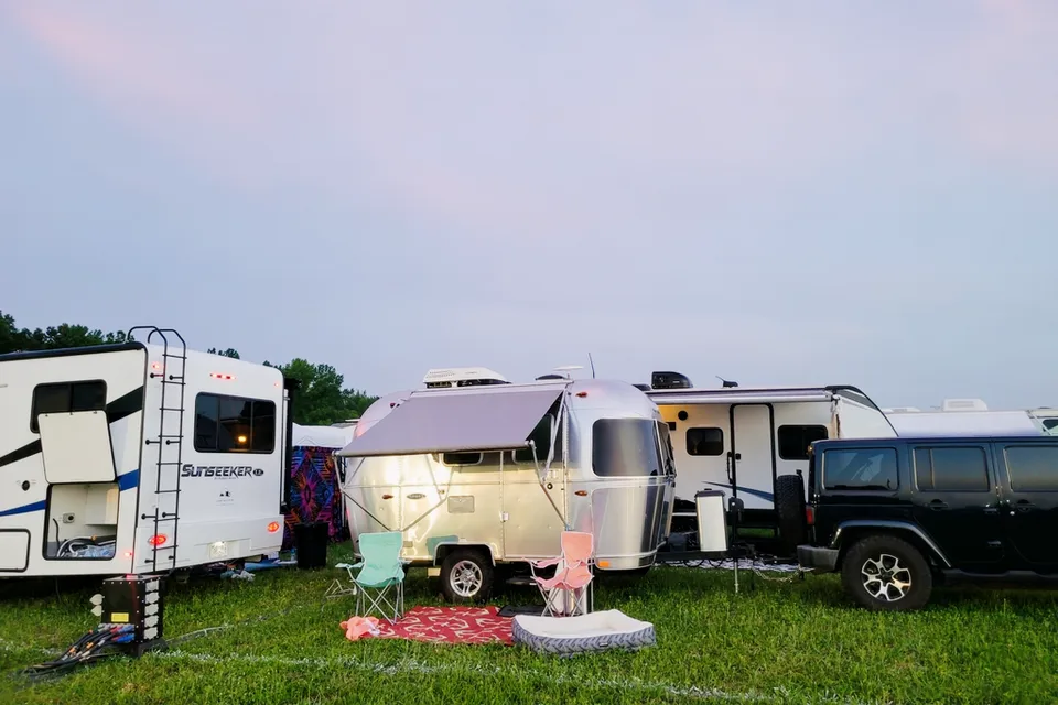 Squirrel-V 2020 Airstream Bambi DOG FRIENDLY Barbies dream camper free SPACEX internet
