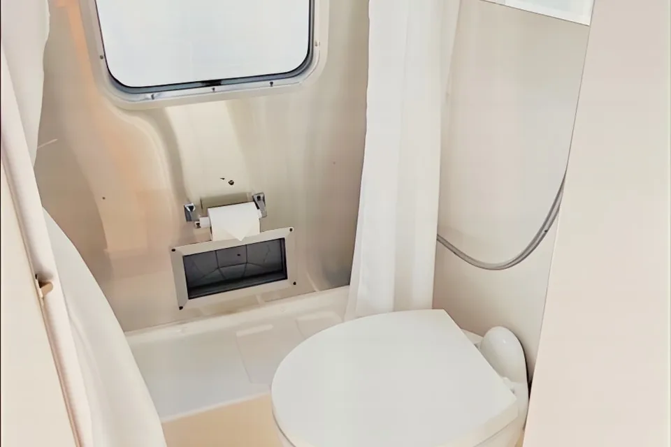 Squirrel-V 2020 Airstream Bambi DOG FRIENDLY Barbies dream camper free SPACEX internet
