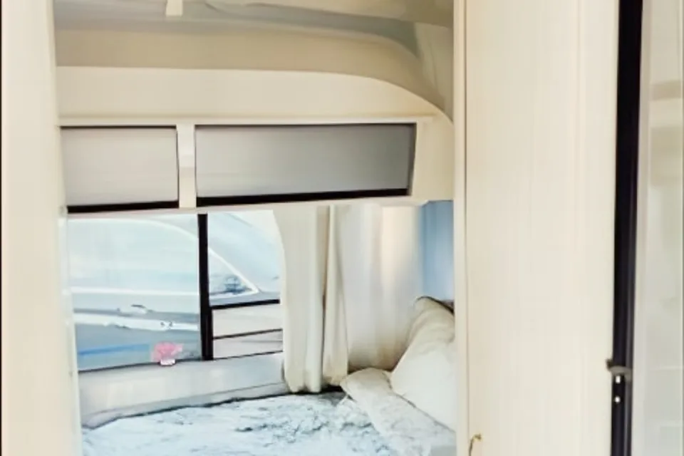Squirrel-V 2020 Airstream Bambi DOG FRIENDLY Barbies dream camper free SPACEX internet