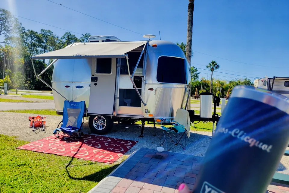 Squirrel-V 2020 Airstream Bambi DOG FRIENDLY Barbies dream camper free SPACEX internet