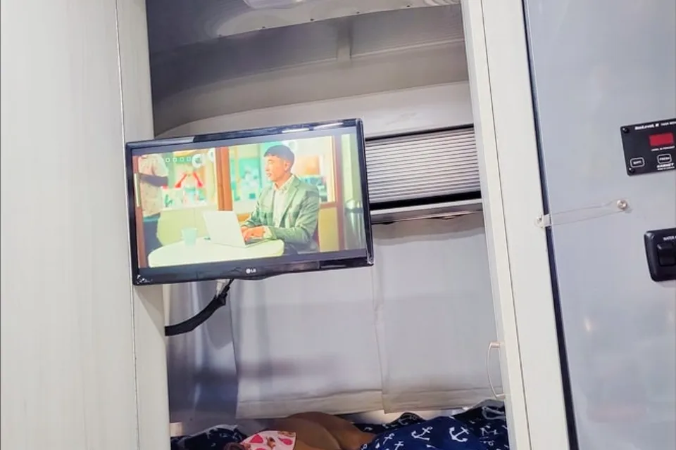 Squirrel-V 2020 Airstream Bambi DOG FRIENDLY Barbies dream camper free SPACEX internet