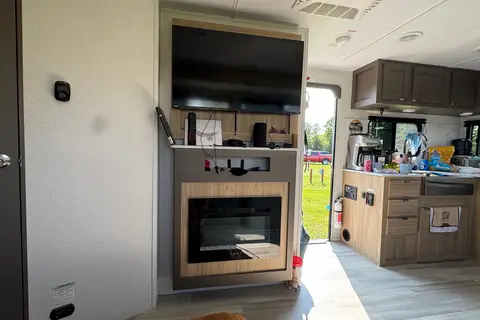 Andmel's Avenir 25RK Travel Trailer