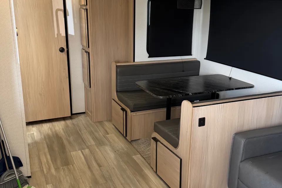 Robert's Cruiser RV Radiance 28QD Travel Trailer