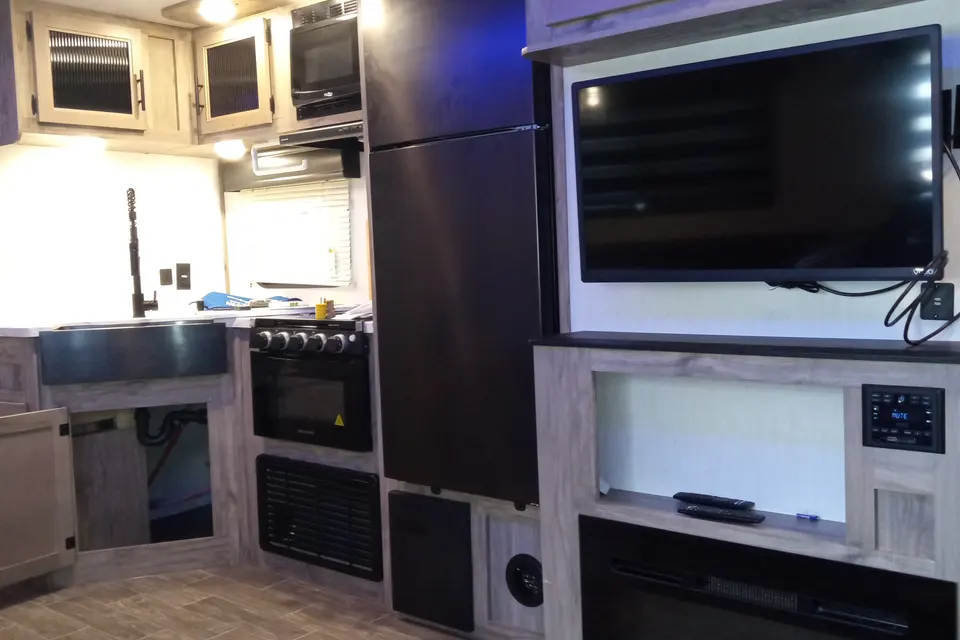 Larry's Forest River Cherokee Alpha Wolf Travel Trailer