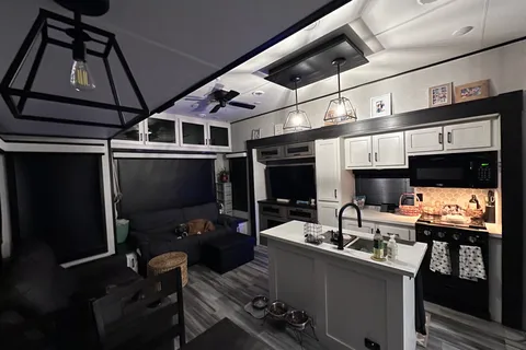 Bungalow Family Destination Trailer