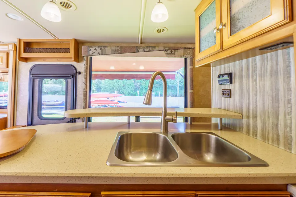 Damien's West Coast Winnebago VISTA 2015 WFE36Y Class A