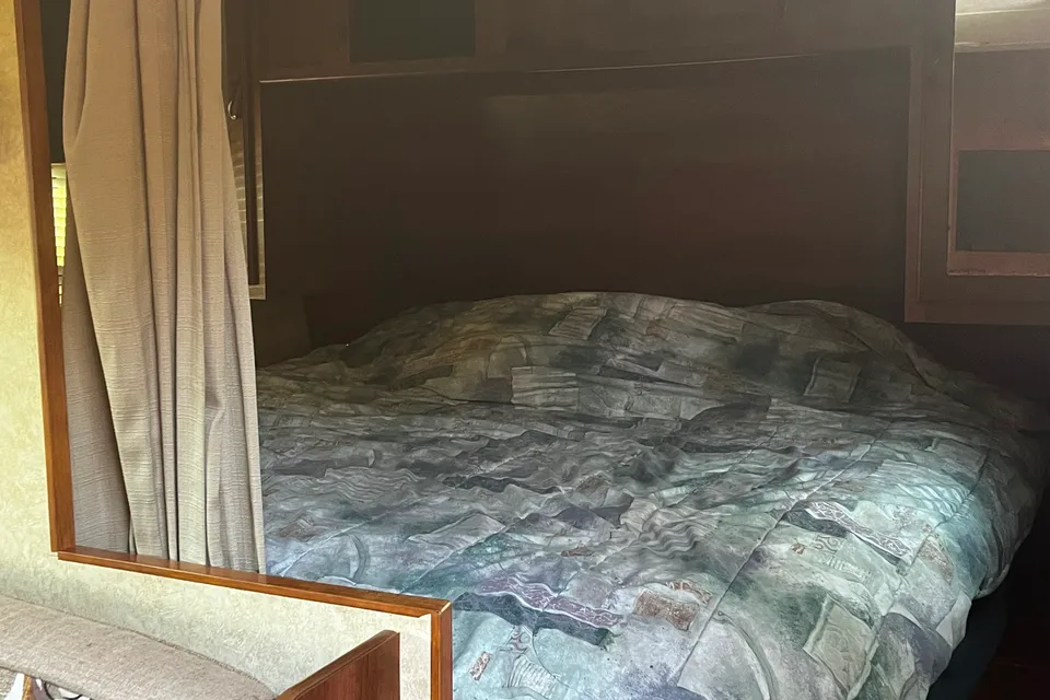 YYC Fully Stocked 26’ RV - bring food, clothes and bedding