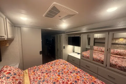 Epic Hurricane Escape Thor Motor Coach 34R Class A
