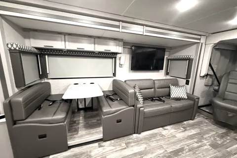 Epic Hurricane Escape Thor Motor Coach 34R Class A