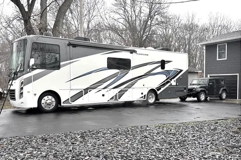Epic Hurricane Escape Thor Motor Coach 34R Class A