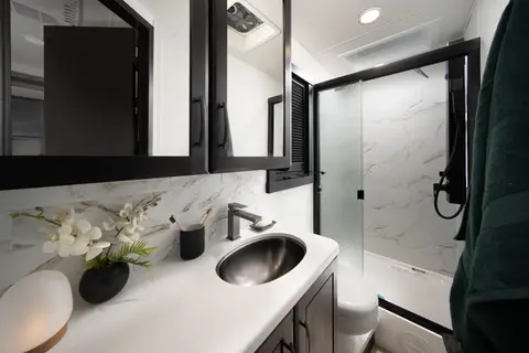 C25 2026 Entegra Accolade XT 32U — Luxury 4x4 Super C Diesel · King Bed · Starlink · Sleeps 8