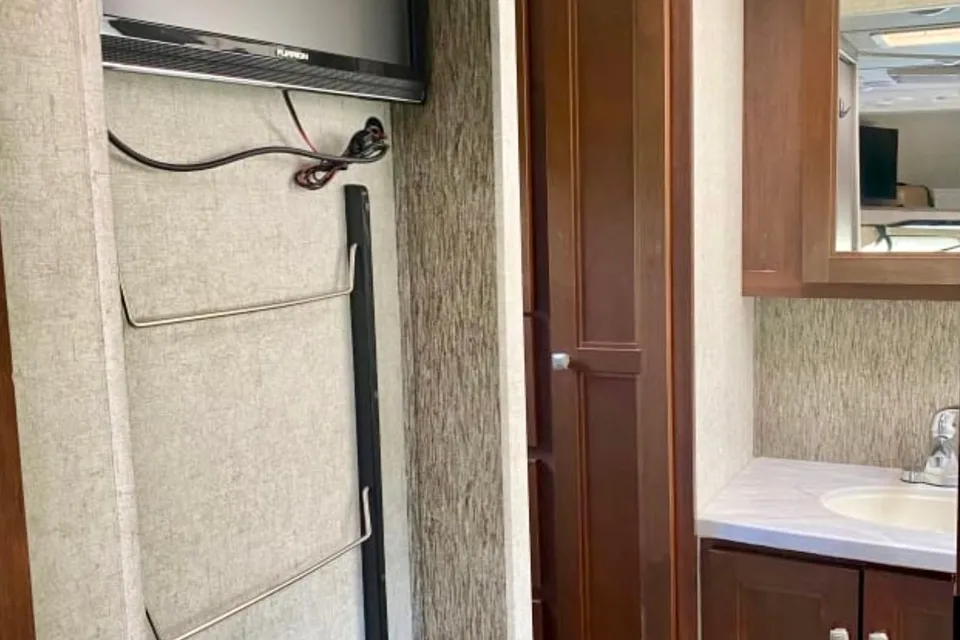 Darling Forest River Sunseeker 2420MS Ford Class C