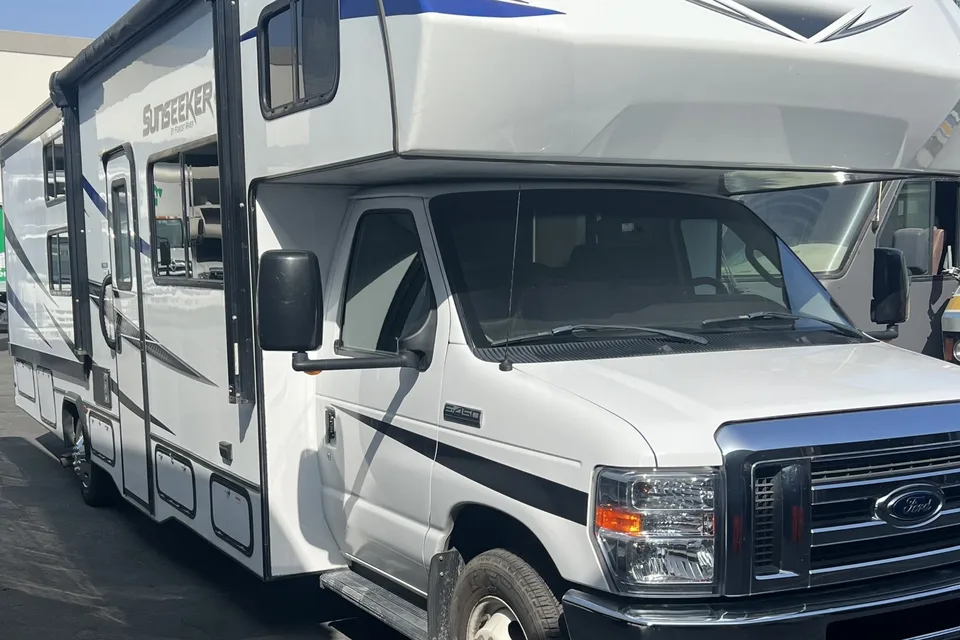 LA RV RENTALS - Forest River Sunseeker 3250SLE Class C