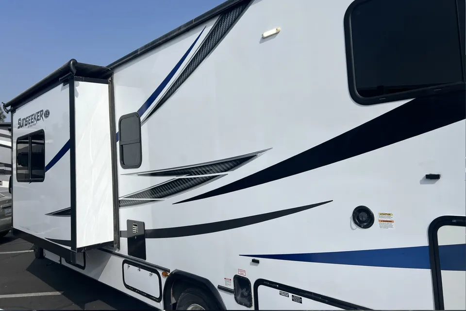 LA RV RENTALS - Forest River Sunseeker 3250SLE Class C